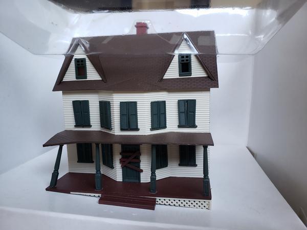 Casa .com Iluminação Interna e 2 Figuras