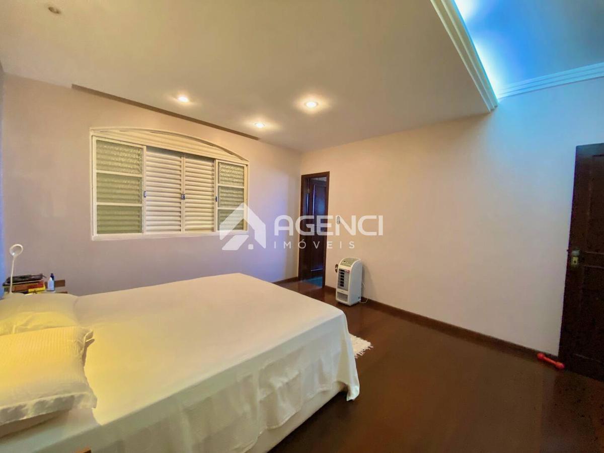 Casa, Camargos, 5 Quartos, 0 Vaga, 1 Suíte