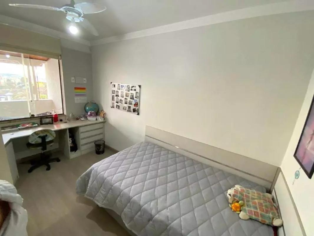 Casa, Teixeira Dias (barreiro), 3 Quartos, 3 Vagas, 1 Suíte