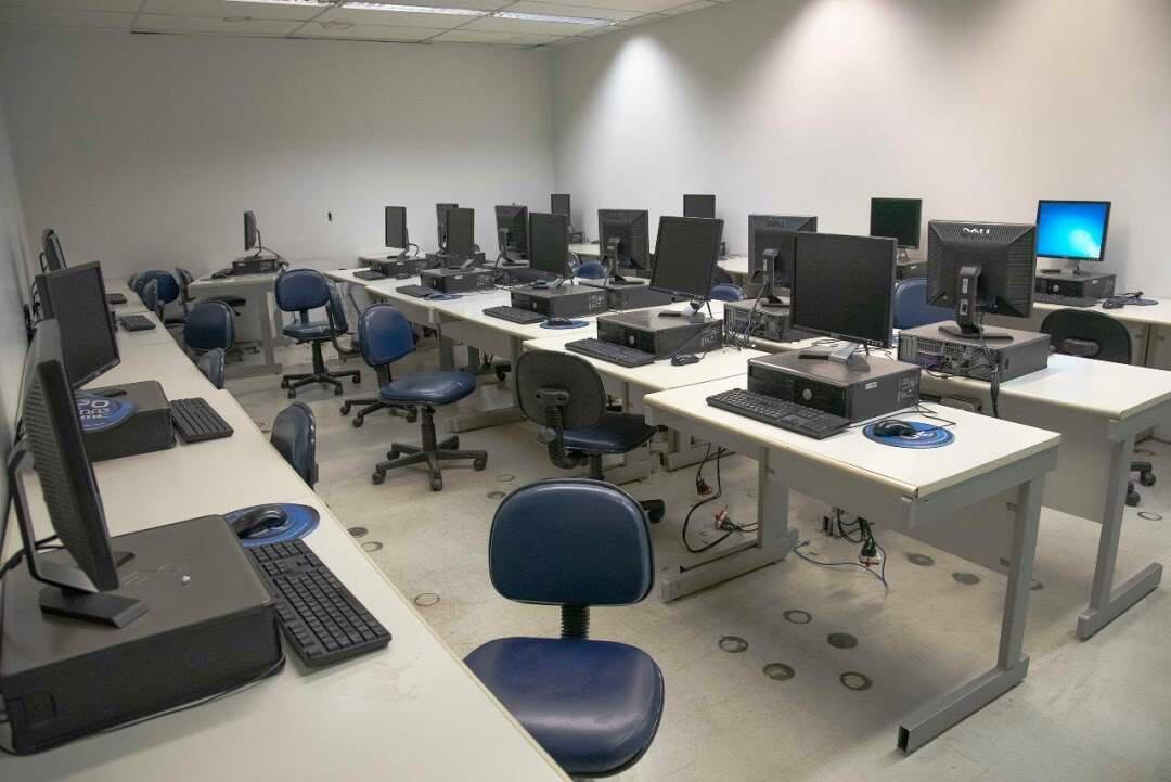Prédio, Centro, 0 Quarto, 0 Vaga