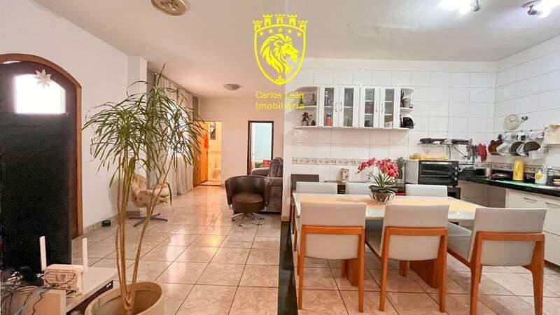 Casa, Buritis, 5 Quartos, 0 Vaga, 1 Suíte