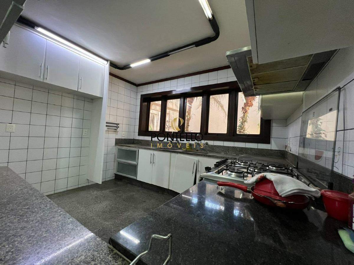 Casa, Centro, 7 Quartos, 0 Vaga, 3 Suítes