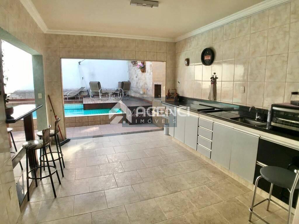 Casa, Castelo, 4 Quartos, 0 Vaga, 1 Suíte