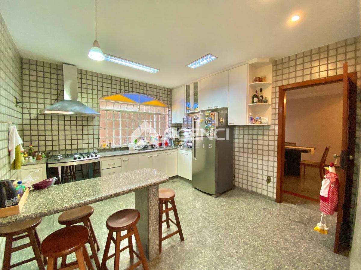 Casa, Camargos, 5 Quartos, 0 Vaga, 1 Suíte