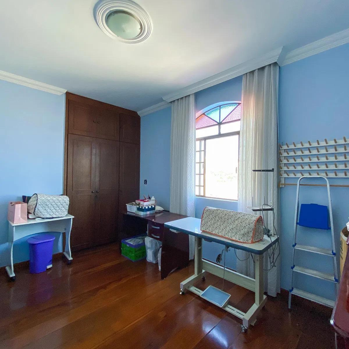 Casa, Palmeiras, 5 Quartos, 8 Vagas, 1 Suíte