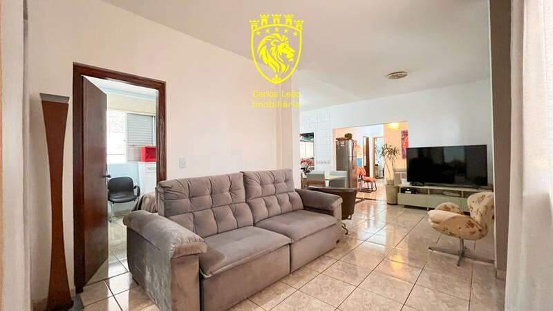 Casa, Buritis, 5 Quartos, 0 Vaga, 1 Suíte