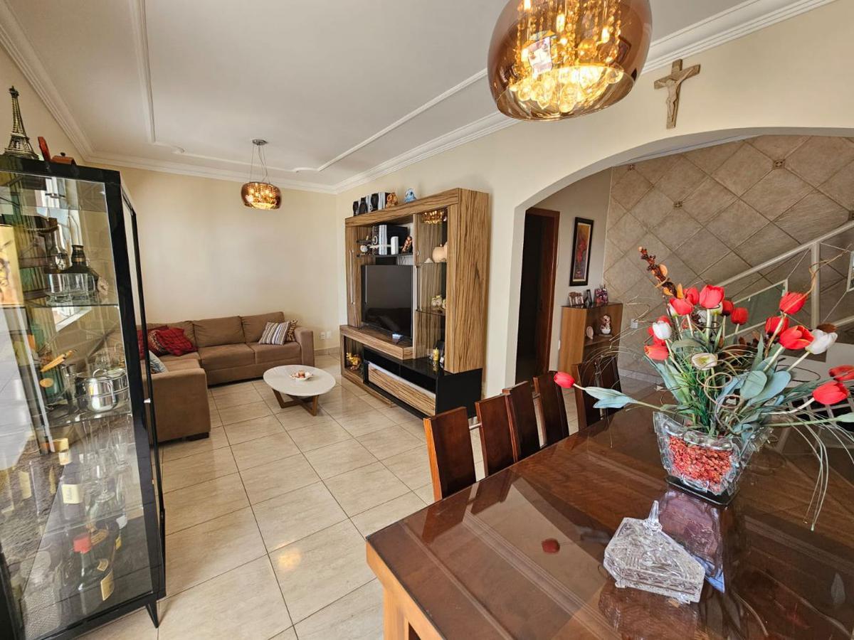 Casa, Santa Cruz, 4 Quartos, 6 Vagas, 1 Suíte