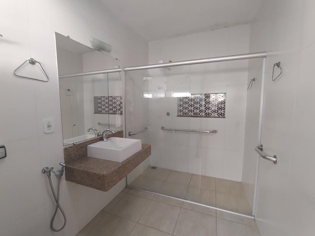 Casa, Centro, 4 Quartos, 0 Vaga