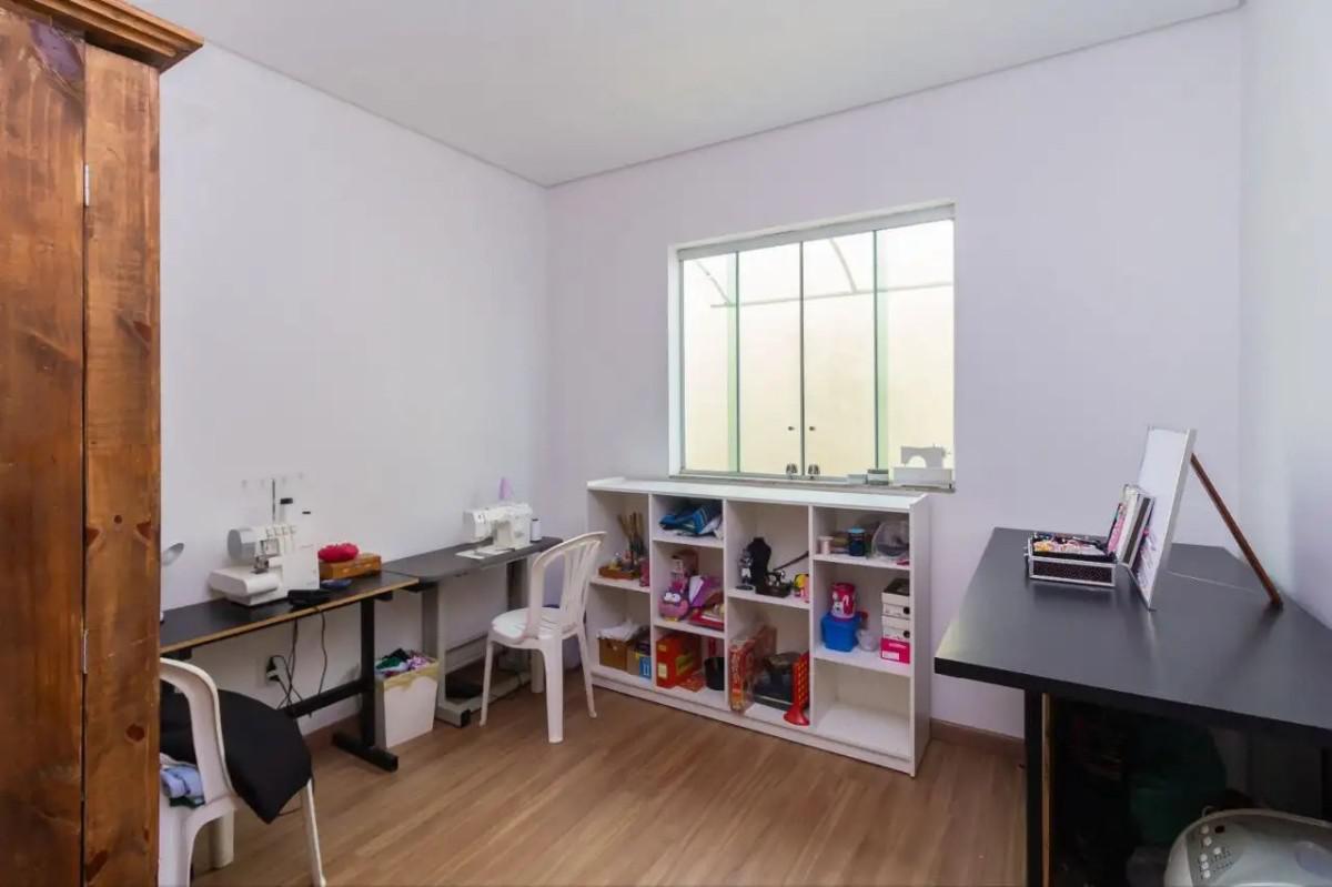 Casa, Estoril, 4 Quartos, 3 Vagas, 4 Suítes