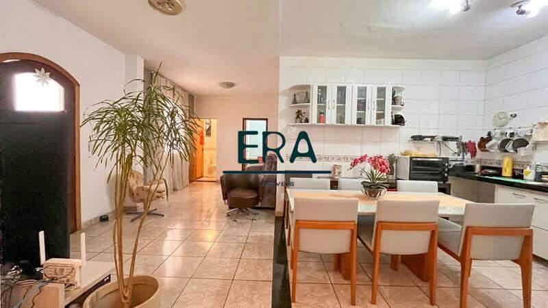 Casa, Buritis, 5 Quartos, 0 Vaga, 1 Suíte