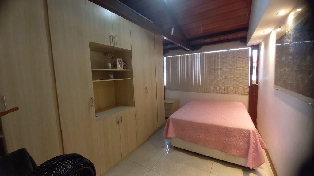 Casa, Centro, 6 Quartos, 0 Vaga, 1 Suíte