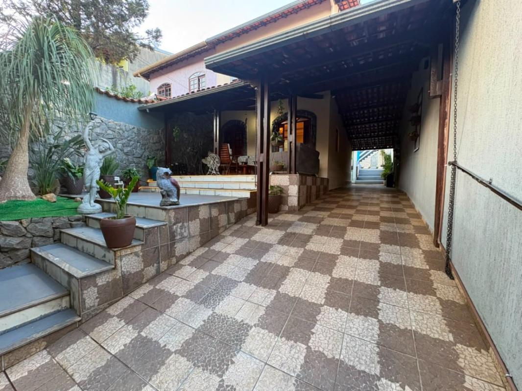 Casa, Teixeira Dias (barreiro), 3 Quartos, 3 Vagas, 1 Suíte