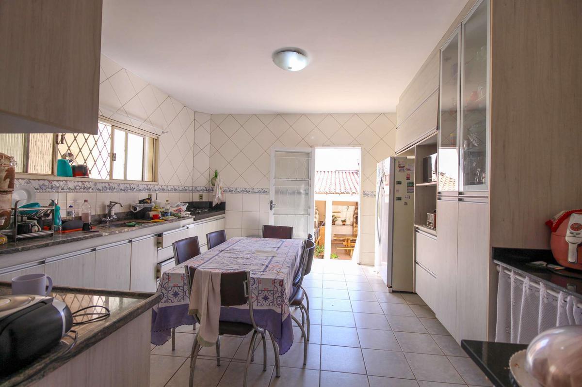 Casa, Planalto, 5 Quartos, 5 Vagas, 1 Suíte