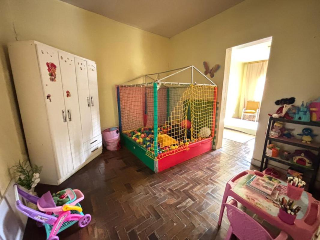 Casa, Sagrada Família, 2 Quartos, 8 Vagas