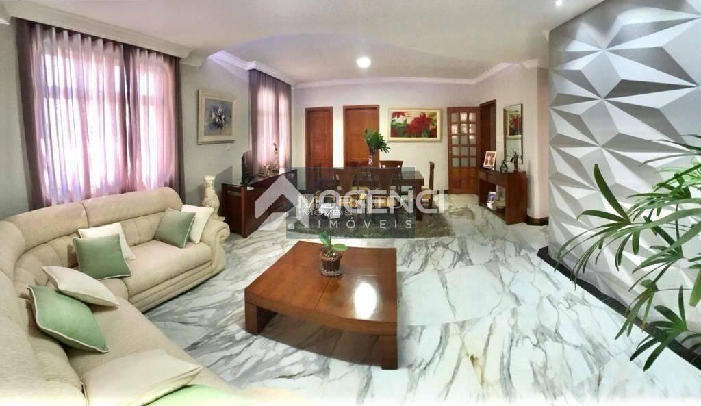 Casa, Castelo, 4 Quartos, 0 Vaga, 1 Suíte