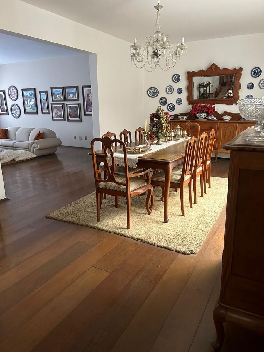 Casa, Centro, 5 Quartos, 0 Vaga, 3 Suítes
