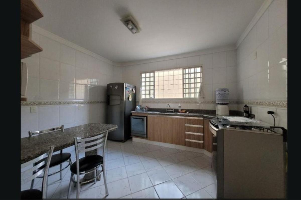 Casa, Lundcea, 4 Quartos, 2 Vagas, 1 Suíte