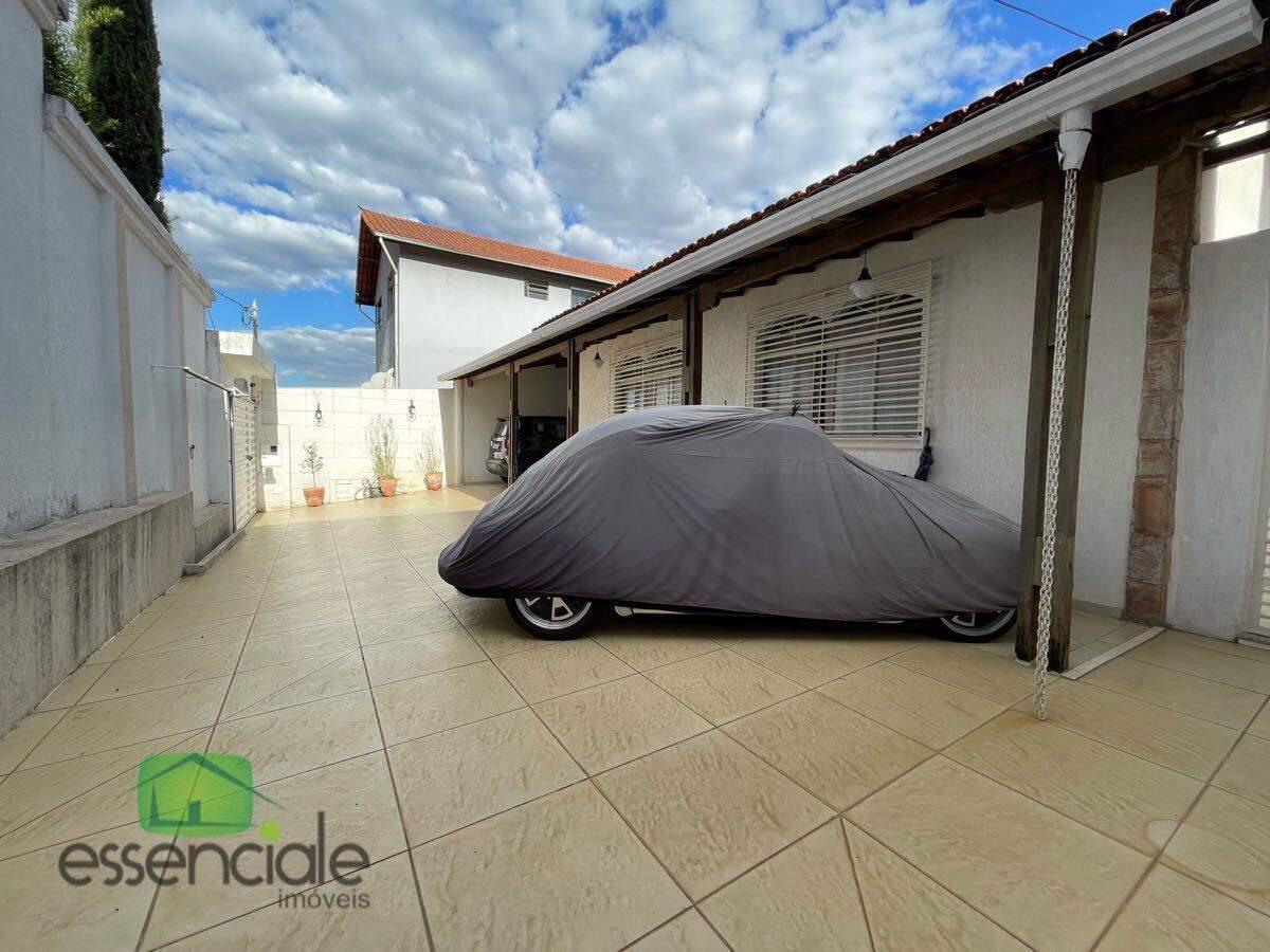 Casa, Santa Cruz Industrial, 3 Quartos, 5 Vagas, 1 Suíte