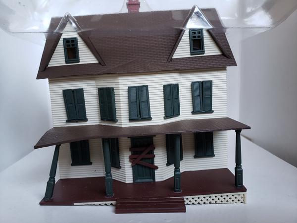 Casa .com Iluminação Interna e 2 Figuras