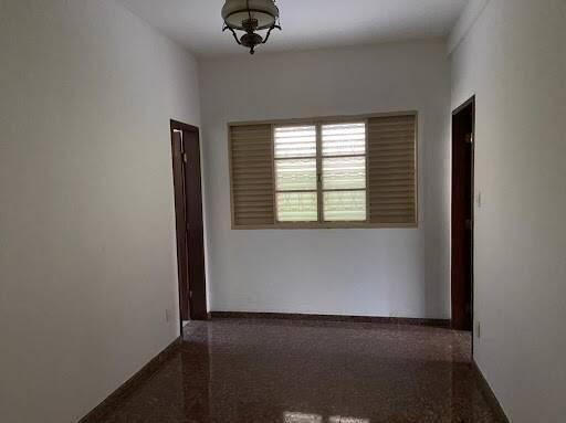 Casa, Funcionários, 4 Quartos, 5 Vagas, 2 Suítes