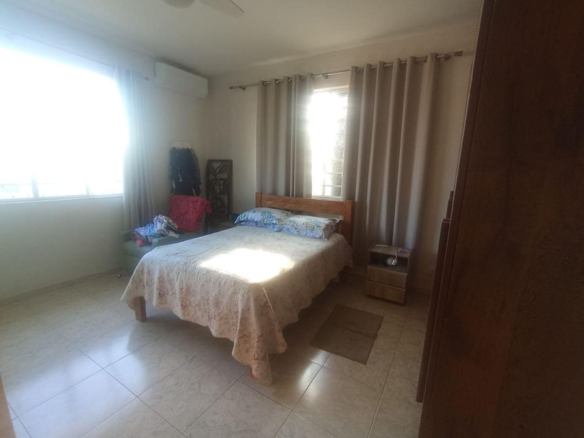 Casa, Santa Cruz, 3 Quartos, 8 Vagas, 1 Suíte