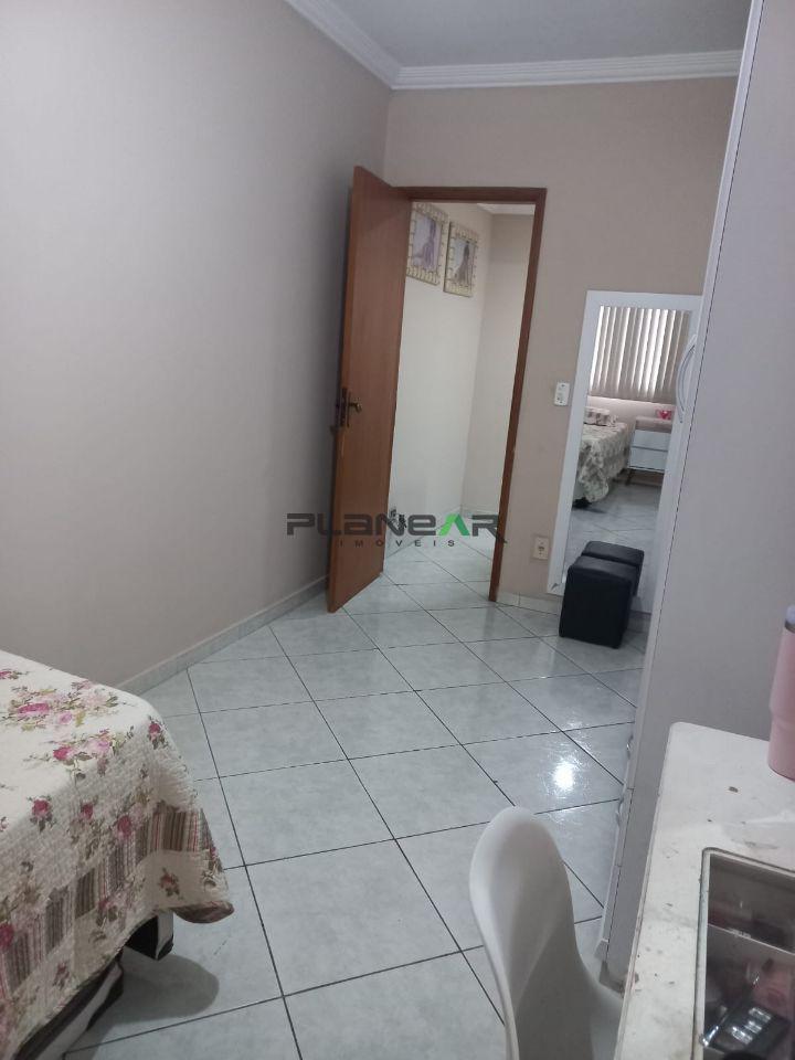 Casa, Santa Cruz Industrial, 3 Quartos, 2 Vagas, 1 Suíte