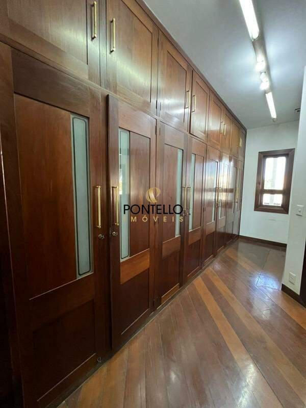 Casa, Centro, 7 Quartos, 0 Vaga, 3 Suítes