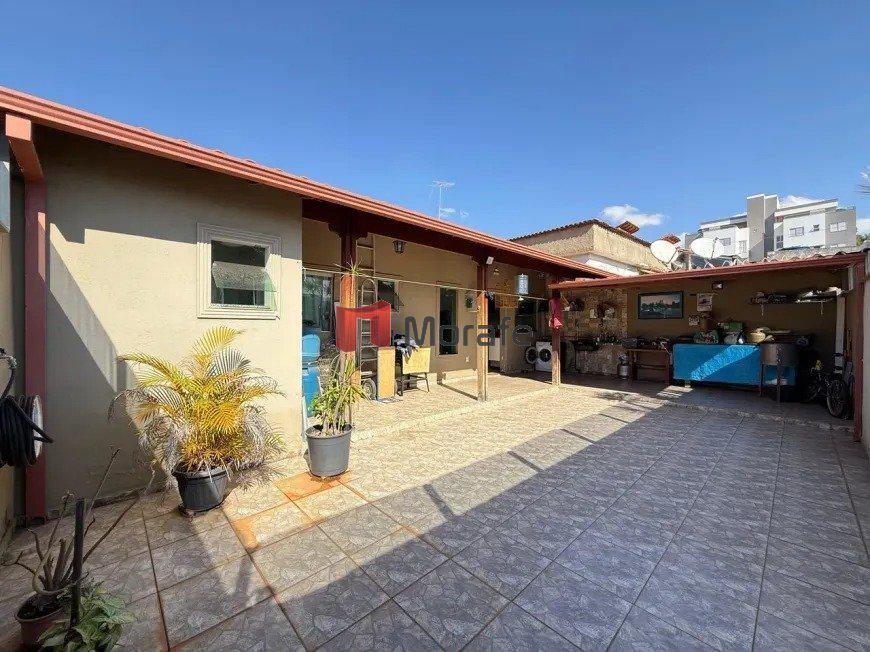 Casa, Santa Branca, 3 Quartos, 2 Vagas, 1 Suíte