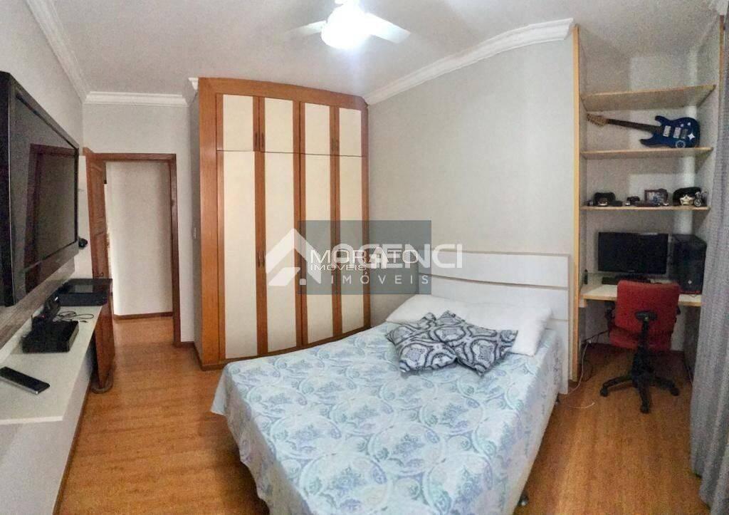 Casa, Castelo, 4 Quartos, 0 Vaga, 1 Suíte