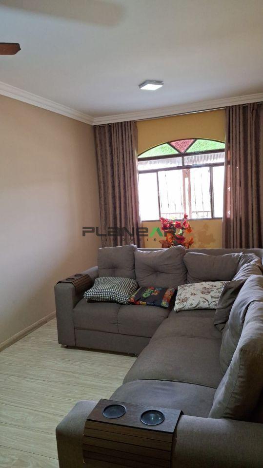 Casa, Industrial, 3 Quartos, 4 Vagas, 1 Suíte