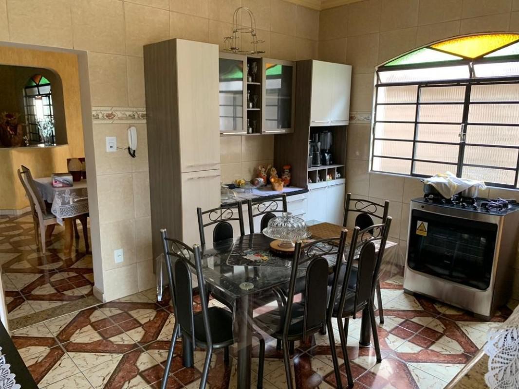 Casa, Industrial, 4 Quartos, 4 Vagas, 1 Suíte