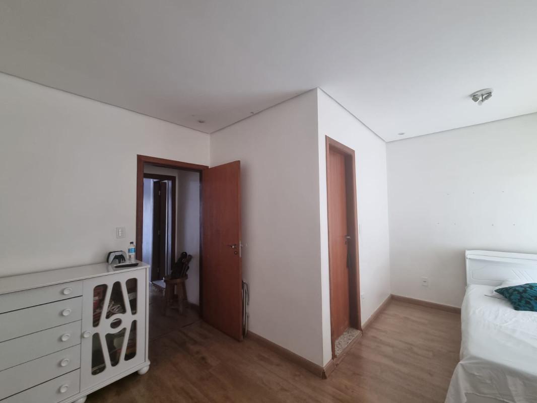 Casa, Europa, 3 Quartos, 2 Vagas, 1 Suíte