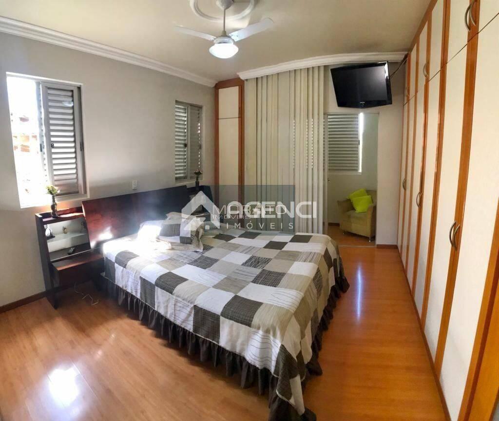 Casa, Castelo, 4 Quartos, 0 Vaga, 1 Suíte