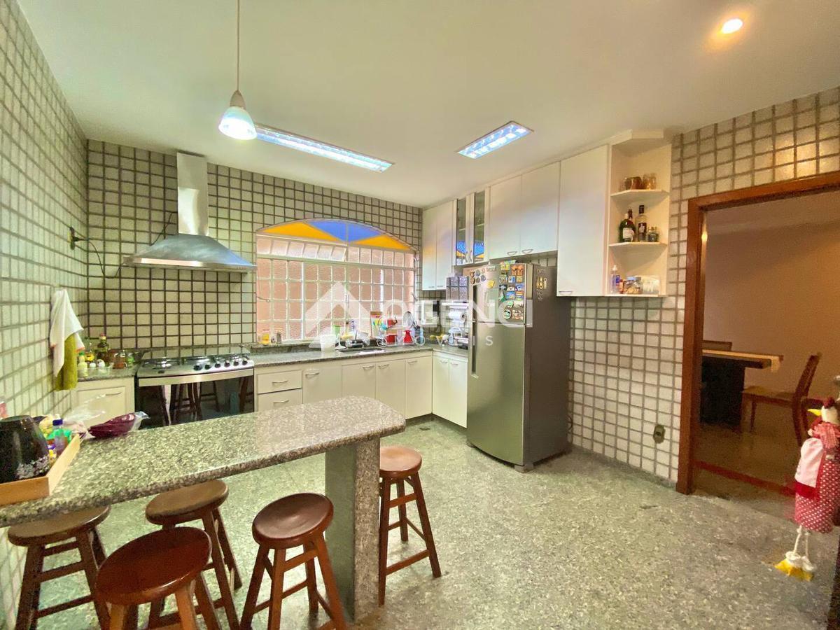 Casa, Camargos, 5 Quartos, 0 Vaga, 1 Suíte