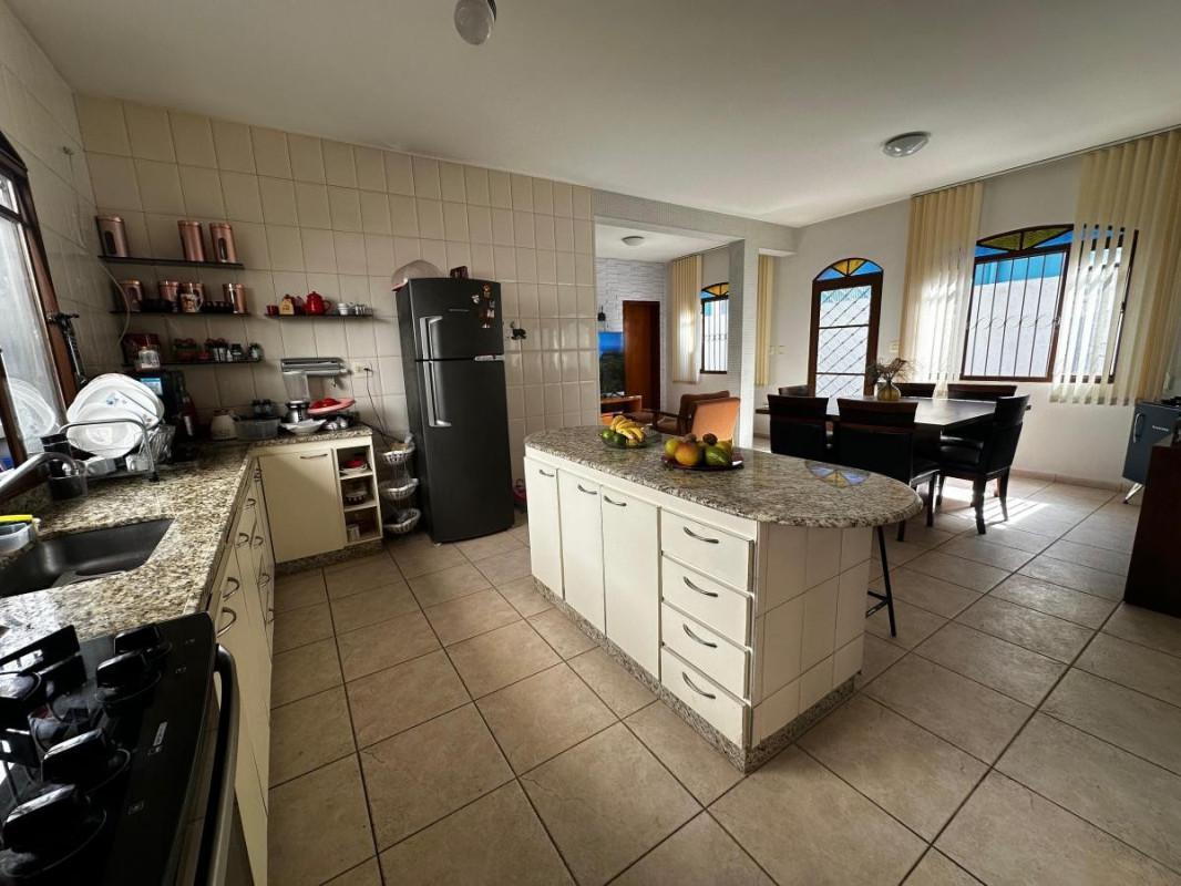 Casa, Nova Granada, 4 Quartos, 6 Vagas, 1 Suíte