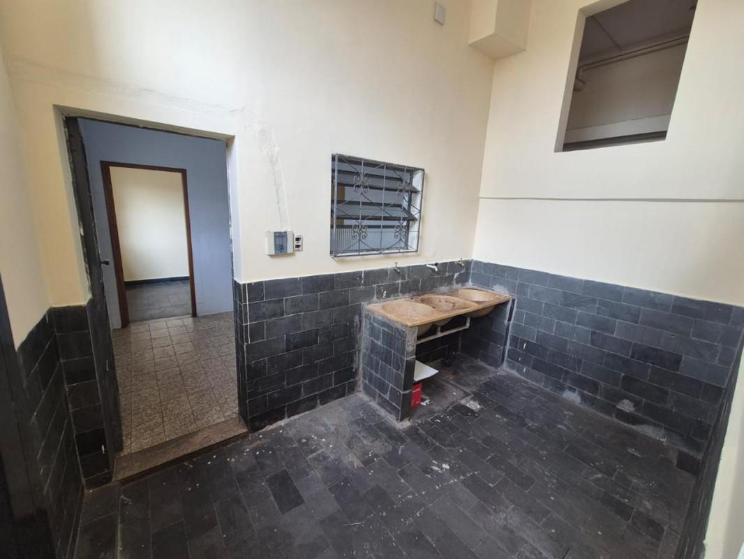 Prédio, Das Industrias I (barreiro), 14 Quartos, 0 Vaga