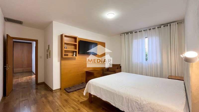 Casa, Castelo, 5 Quartos, 3 Vagas, 1 Suíte