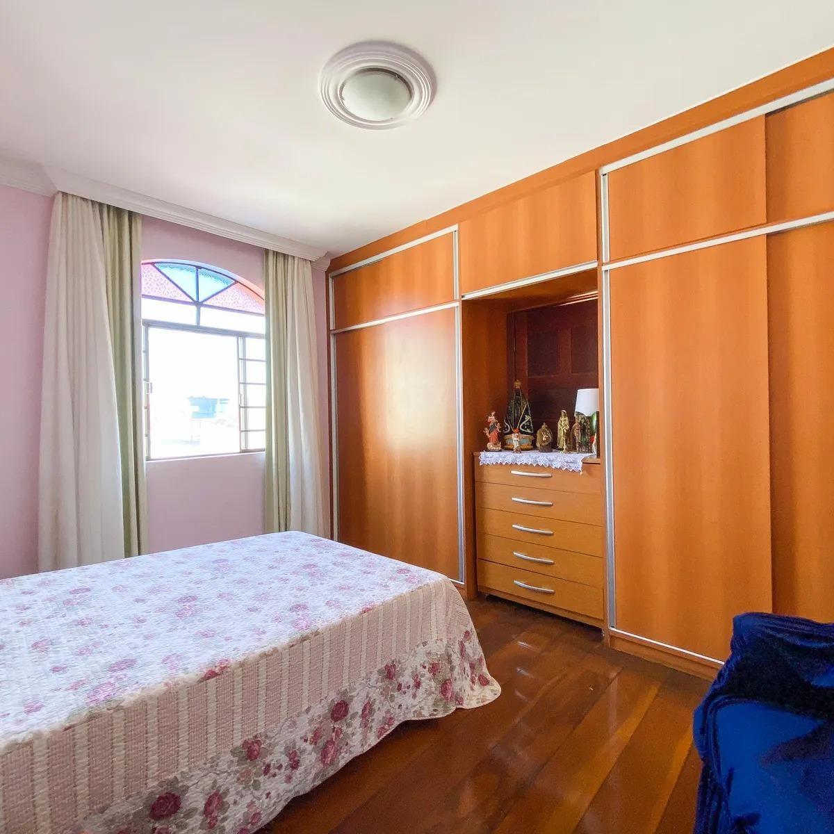 Casa, Palmeiras, 5 Quartos, 8 Vagas, 1 Suíte