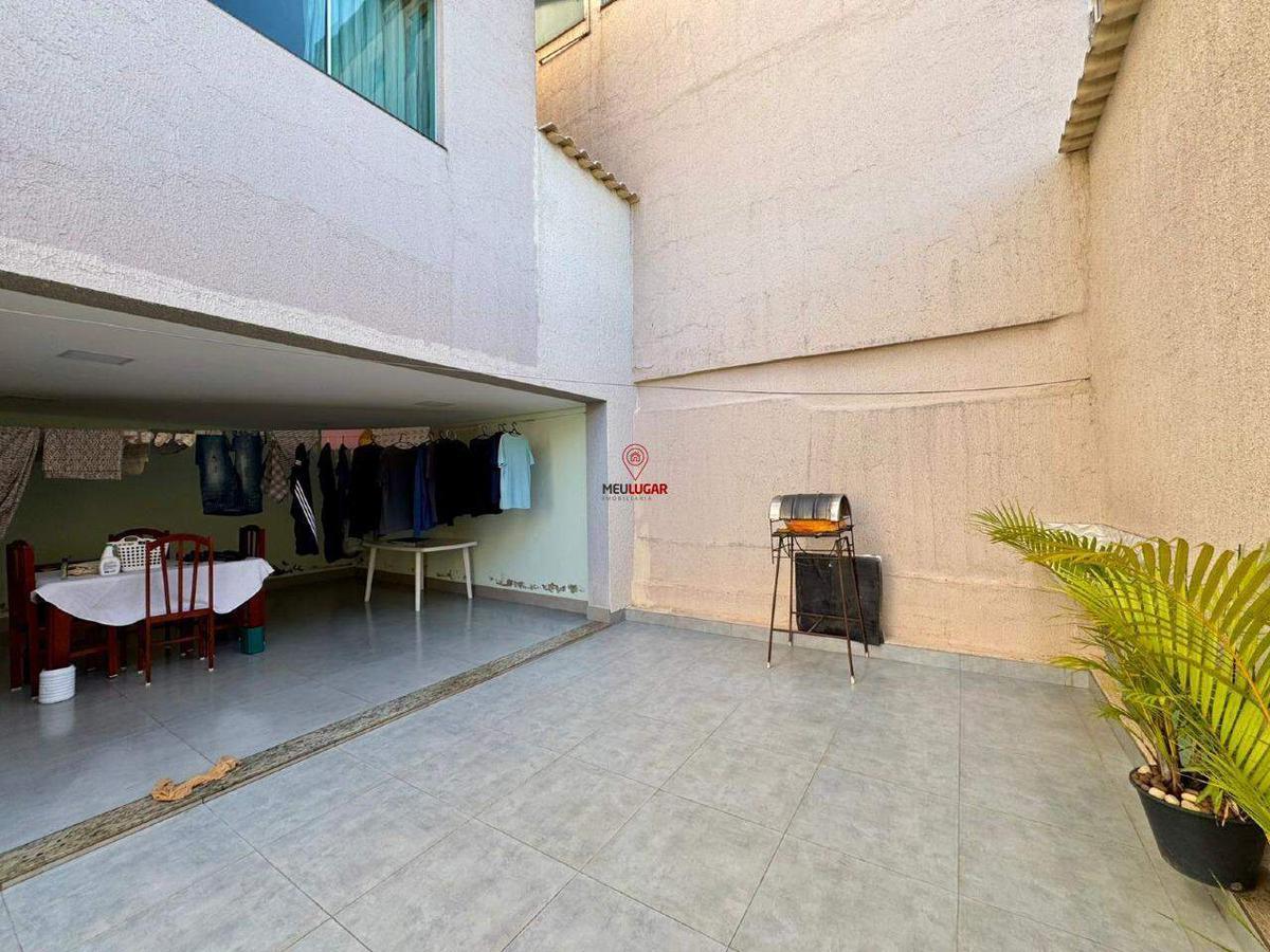 Casa, Miramar (barreiro), 4 Quartos, 3 Vagas, 1 Suíte