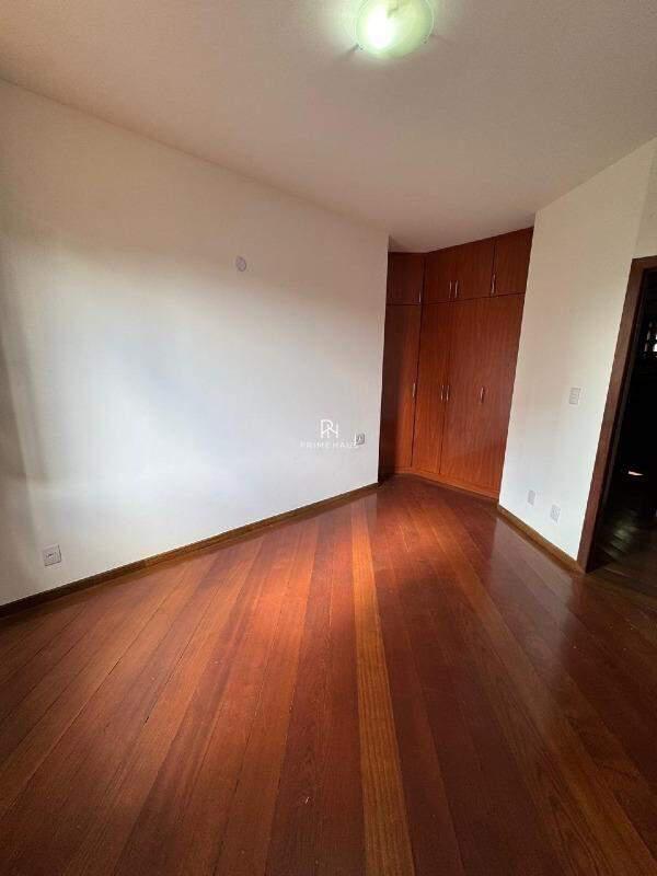 Casa, Castelo, 5 Quartos, 14 Vagas, 1 Suíte