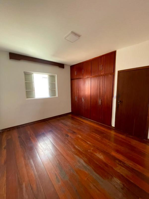 Casa, Castelo, 5 Quartos, 4 Vagas, 2 Suítes