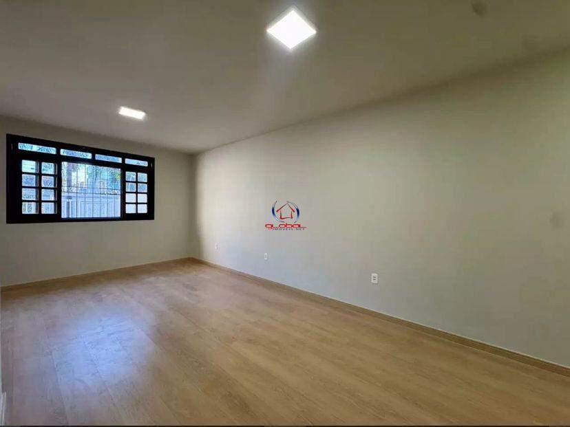 Casa, Castelo, 4 Quartos, 2 Vagas, 1 Suíte