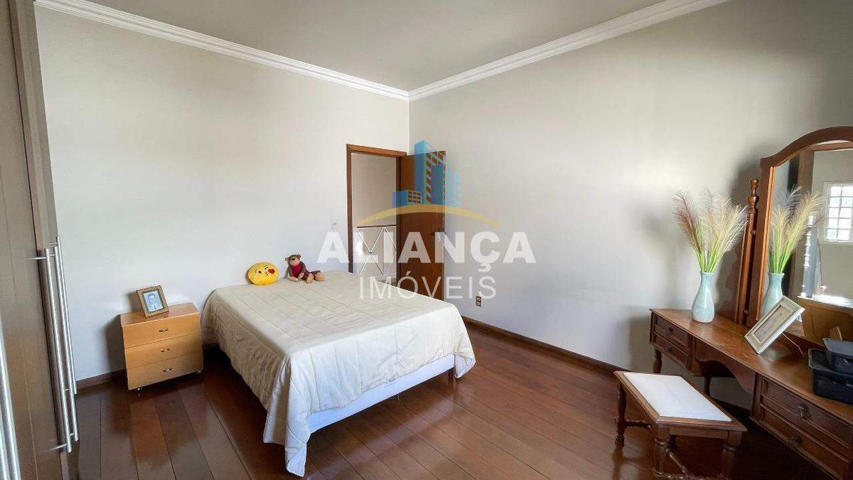 Casa, Centro, 4 Quartos, 2 Vagas, 3 Suítes