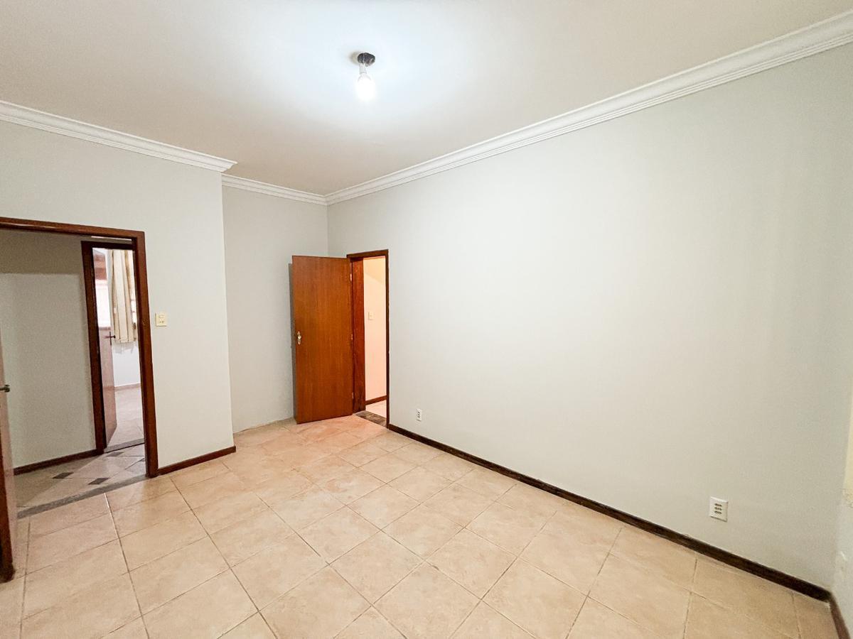 Casa, Três Barras, 5 Quartos, 2 Vagas, 1 Suíte