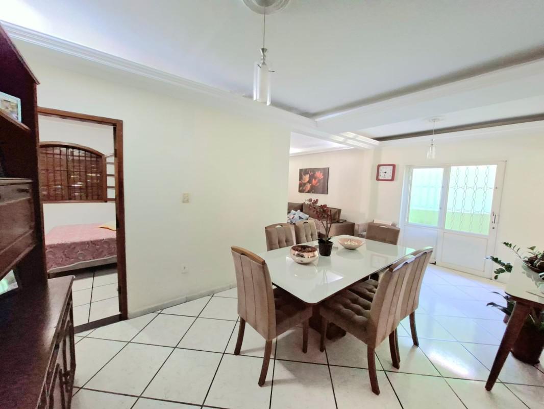 Casa, Letícia, 3 Quartos, 8 Vagas, 1 Suíte