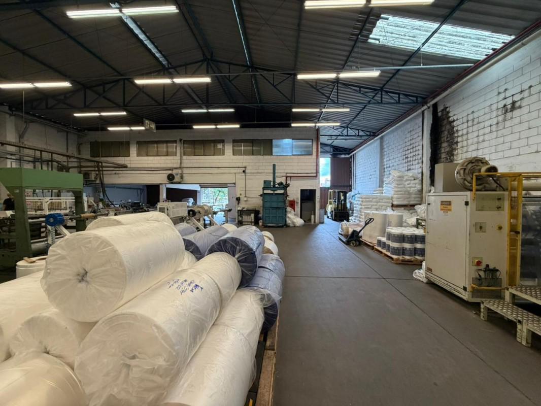 Galpão, Serrano, 0 Quarto, 10 Vagas