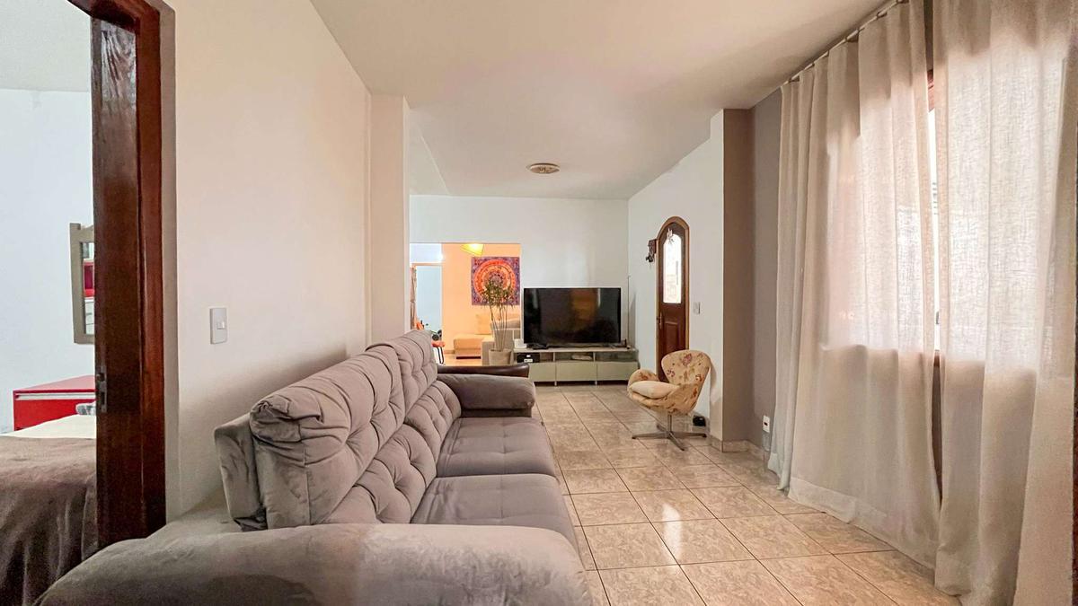 Casa, Buritis, 5 Quartos, 0 Vaga, 1 Suíte