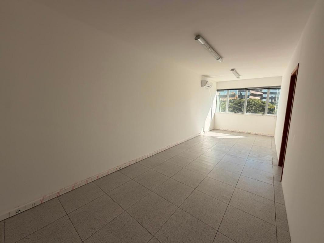 Sala, Barro Preto, 0 Quarto, 2 Vagas