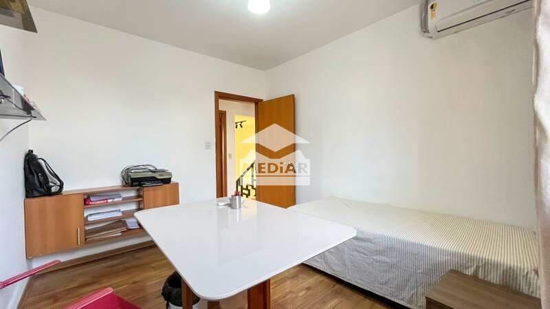 Casa, Castelo, 5 Quartos, 3 Vagas, 1 Suíte