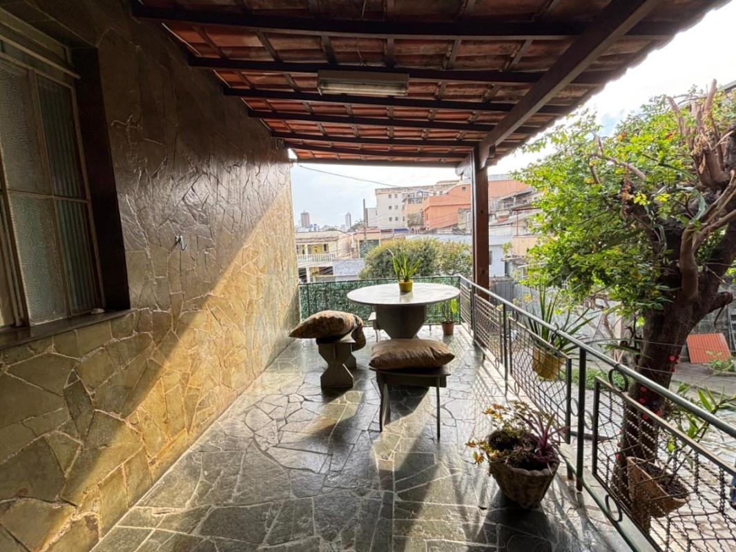 Casa, Sagrada Família, 2 Quartos, 8 Vagas